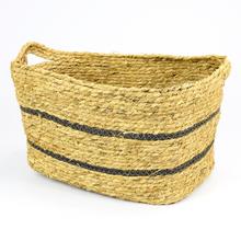 Stredný koš na prádlo z prírodného materiálu.