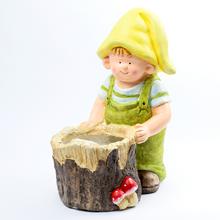 Obal chlapec s žltou čiapkou a dreveným podstavcom.