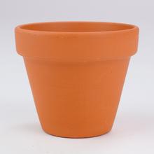 Terakotový kvetináč s priemerom 10 cm.