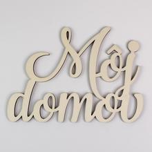 Drevený nápis 'Moj domov' v prírodnej farbe.