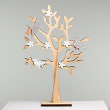 Drevený strom s vtákmi a kvetmi.