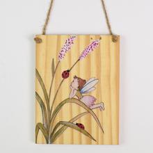 Závesná tabuľka víla z dreva s rozmermi 13x10x1 cm.