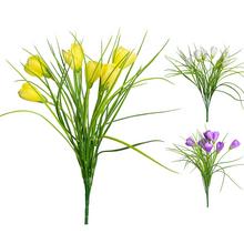 Umelé kvety krokus v žltej, bielej a fialovej farbe.