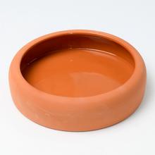Keramická miska pre králiky s objemom 0,6L a priemerom 19cm.