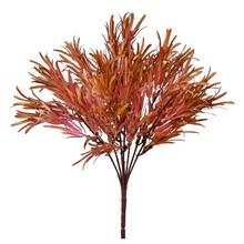 Umelá tráva v oranžovej farbe, 30 cm vysoká.