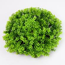 Umelý veniec z krušpánu s priemerom 27 cm.