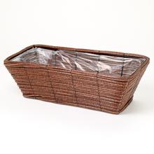 Hnedý plastový obal hranatého tvaru.