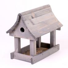 Krmítko pre vtáky s drevenou konštrukciou.