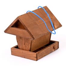 Krmítko pre vtáky s drevenou konštrukciou.