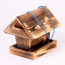 Krmítko pre vtáky z brezy s modrou šnúrkou.