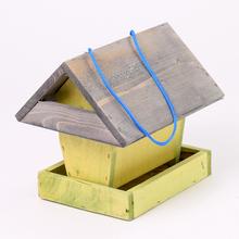 Krmítko pre vtáky s drevenou konštrukciou a modrou šnúrkou.