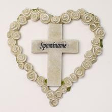 Kríž v srdci so sivými kvetmi.