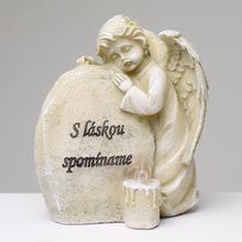 Smutný anjel pri srdci s LED svetlom.