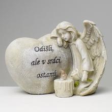 Smutný anjel pri srdci s LED osvetlením.