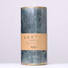 Zelená rustikálna sviečka s patinou, priemer 7 cm, výška 15 cm.