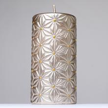 Vianočná sviečka RAVENNA v šampanskom odtieni s ornamentálnym vzorom.
