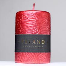 Červená vianočná sviečka TIVANO s ornamentom.