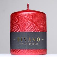 Červená vianočná sviečka TIVANO s ornamentom.