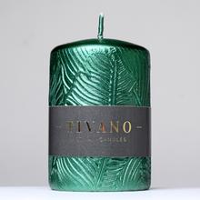 Zelená vianočná sviečka TIVANO s ornamentom.