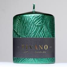 Zelená vianočná sviečka TIVANO s ornamentom.