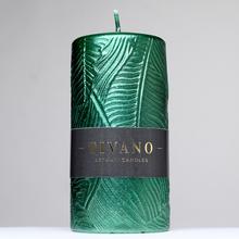 Zelená vianočná sviečka TIVANO s ornamentom.