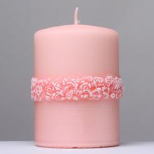 Ružová sviečka s dekoratívnym pásikom