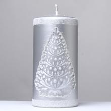 Sivý vianočný sviečka s motívom stromčeka.