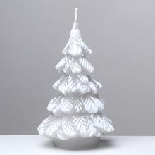 Sivá vianočná sviečka vo forme stromčeka.