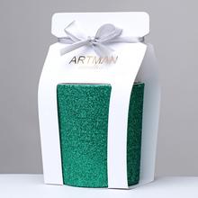 Zelená voňavá sviečka v sklenenom obale s glitrami.