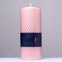 Ružová vianočná sviečka CADIZ s metalickým povrchom.