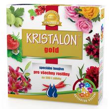 Hnojivo KRISTALON GOLD 500g v krabici s kvetinami a ovocím.