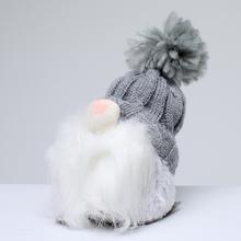 Sivý látkový Santa s čiapkou a bradou.