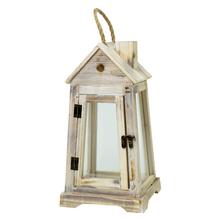 Drevený lampáš v svetlohnedej farbe s rozmermi 16,5x15,5x36 cm.