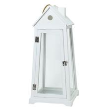 Biely drevený lampáš s presklenými stranami.