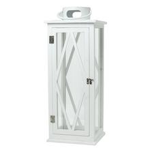 Biely drevený lampáš s presklenými dverami.