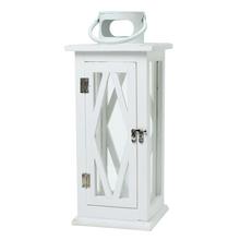 Biely drevený lampáš s rozmermi 16,5x16,5x41/48 cm.