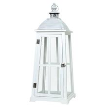 Biely drevený lampáš s kovovým vrchom.