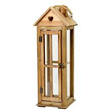 Drevený lampáš s prírodným vzhľadom a sklenenými panelmi.