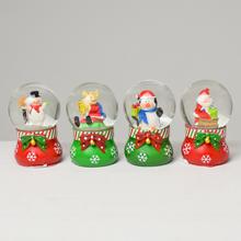 Vianočné ťažítko s figúrkami v snehu.