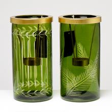 Sviečky v sklenených svietnikoch s zlatým okrajom.