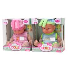 Bábika v krabičke s rôznymi oblečeniami.