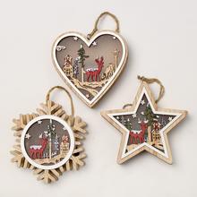 Drevené vianočné dekorácie s LED svetlom v tvare srdca, hviezdy a snežienky.