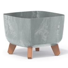 Šedý štvorcový kvetináč Gracia na nohách.