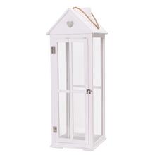 Biely drevený lampáš s oknom a srdiečkom.