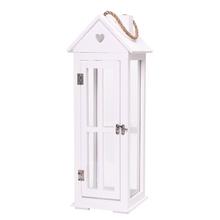 Biely drevený lampáš s oknami a srdiečkom.