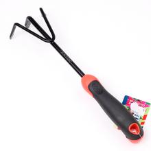 Kyprič pôdy trojzubý s červenou rukoväťou.