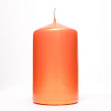 Jednofarebná sviečka v oranžovej farbe.