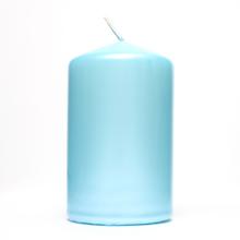 Modrá sviečka valcového tvaru.