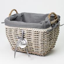 Prútený košík šedý s textilným vnútrom.