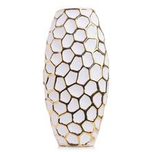 Biela porcelánová váza s geometrickým vzorom.